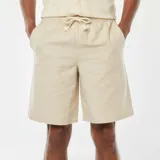 Bermudas color beige con cintura elástica y cordones.