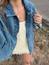 Top sin mangas color crema con textura suave y diseño crop.