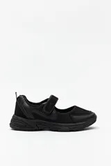 Zapatilla negra de estilo Mary Jane, con suela chunky y tira ajustable con velcro.