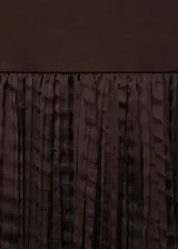 Vestido largo marrón sin mangas, de corte recto y cuello redondo.