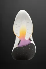 Zapatilla deportiva para correr largas distancias, color gris y negro, con parte superior de tejido de punto transpirable y suela de TPE-A. Cuenta con placa de carbono interna, plantilla interior OrthoLite®, stack de 39 mm y drop de 8 mm. Marca Zara Athleticz.