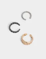 Set de tres earcuffs en distintos formatos y colores: plateado con bolitas, negro con eslabones y dorado con diseño trenzado.