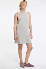 Vestido corto a rayas horizontales blancas y negras, sin mangas y con cuello redondo.