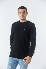 Sweater negro de algodón con cuello redondo y logo bordado en el pecho.
