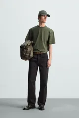 Camiseta verde militar de corte recto, cuello redondo y manga corta.