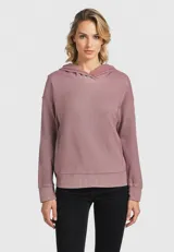 Sudadera color cobre con capucha y mangas largas.