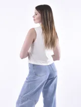 Musculosa color crema con cuello redondo y estampado de estrellas plateadas.