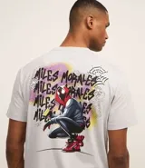 Remera gris de algodón con estampa en la espalda de Miles Morales, el Spider-Man del universo Marvel.