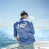 Remera azul de algodón, corte oversize, con cuello redondo y mangas cortas. Estampado en la espalda con el logo "HC" y la leyenda "Venefo Culture | Copyright 2022".