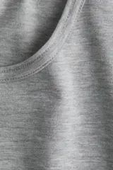 Remera gris de algodón con cuello redondo y mangas cortas.