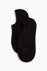 Pack de tres pares de medias cortas negras de punto fino, diseñadas para no verse. Cuentan con borde de silicona en la parte posterior del talón para evitar que se deslicen.