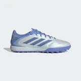 Championes de fútbol Adidas Copa Pure 3 League para pasto sintético, color plateado metálico con detalles en azul lavanda y cordones en el mismo tono. Presentan las tres franjas de Adidas en azul con un borde de costura zigzag en color verde lima.