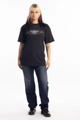 Remera unisex color beige de algodón con estampado de mariposa y llamas en color gris.