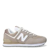 Championes urbanos New Balance modelo 574, color beige con detalles en blanco y gris, confeccionados en gamuza y malla, con logo "N" característico en los laterales y entresuela ENCAP.