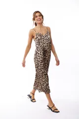 Vestido midi con estampado animal print de leopardo, breteles finos y escote en V.