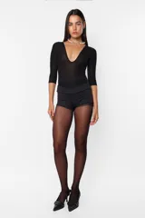 Microshort negro de calce ajustado.