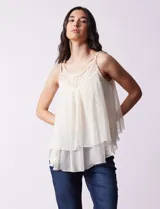 Blusa de gasa color blanco, marca Liv Los Ángeles, con breteles trenzados y diseño de capas en encaje y gasa.