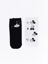 Pack de dos pares de medias de algodón, uno negro con el contorno de la cara de Mickey Mouse en blanco y otro blanco con la cara de Mickey Mouse en negro.