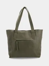 Bolso tipo tote bag de cuero granulado color verde militar, con dos asas de hombro y bolsillo frontal con cierre.