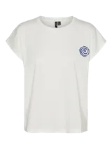 Camiseta blanca de corte recto con cuello redondo y mangas cortas. Presenta un pequeño bordado en forma de espiral color azul en el lado derecho del pecho.