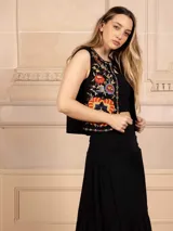 Falda larga negra acampanada con faja en la cintura.