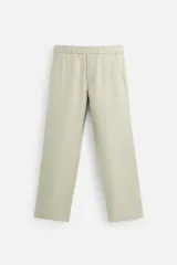 Pantalón negro regular fit confeccionado en tejido de lino. Cintura ajustable con cordón interior, bolsillos frontales y detalle de bolsillos traseros de vivo.