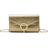 Cartera de mano negra con textura, solapa con cierre de broche metálico dorado y cadena dorada para colgar al hombro.