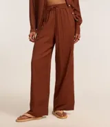 Pantalón de cambraia color marrón, de cintura alta con elástico y lazo.