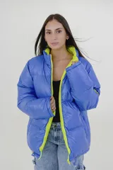 Campera puffer azul con interior y cierre color verde lima.