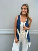 Chaleco azul marino con detalles de crochét color crema en los bordes.