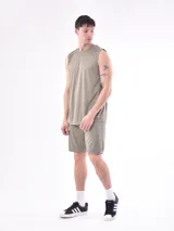 Musculosa deportiva color verde militar con cuello redondo y corte clásico.