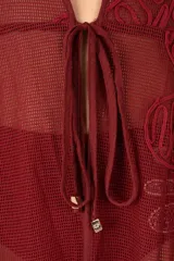 Kimono largo color vino con detalles bordados y lazo en la cintura.