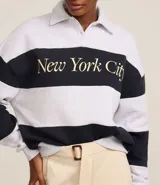 Saco de algodón con forro fleece, cuello polo, cierre por botones, mangas largas, estampa rayada con lettering "New York City".