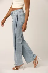Pantalón de jean celeste de corte wide leg con licra y una franja azul marino a los costados.