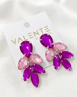 Caravanas de fiesta con diseño de piedras en tonos púrpura y rosa.