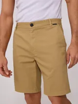 Bermuda color beige, de corte recto, con bolsillos laterales y traseros.