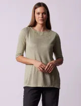 Remera verde con escote redondo y mangas tres cuartos. Presenta bordados en el escote.