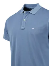 Remera polo color salmón de piqué de algodón orgánico, corte regular, con cuello clásico y tapeta de dos botones.