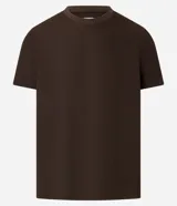 Remera masculina de manga corta, cuello redondo y textura acanalada, color beige claro.