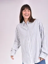 Camisa a rayas verticales color lila y blanco, de corte recto y manga 3/4.