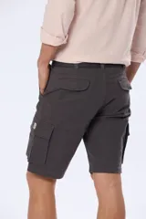 Bermuda cargo azul marino con cinto, confeccionada en 98% algodón y 2% spandex. Presenta bolsillos laterales tipo cargo con solapa y botón.