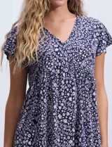 Vestido corto azul con estampado floral blanco, escote en V y mangas cortas.