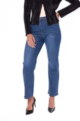 Pantalón de jeans azul con finas rayas verticales blancas.