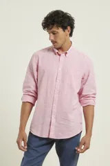 Camisa azul marino de lino y algodón, con cuello abotonado, manga larga con puños enrollados, bolsillo de parche en el pecho y cierre frontal con botones.