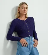 Cardigan cropped de punto color azul marino, con cuello redondo, punto texturizado y cierre frontal con botones contrastantes.