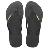 Sandalias Havaianas Slim Logo Metallic, color negro con logo dorado en la tira.