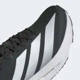 Championes Adidas Adizero SL2 negros con detalles plateados y suela blanca. Diseñados para running, con entresuela Lightstrike Pro y capellada de malla transpirable. Suela exterior Adiwear para mayor durabilidad y agarre.
