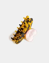 Broche para el pelo tipo pinza, de acrílico color carey con forma de corazón rosa.