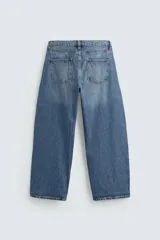 Pantalón de jean negro de corte amplio, estilo balloon fit, con cinco bolsillos y cierre frontal con botones.