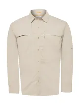 Camisa de manga larga color beige, con cuello clásico, cierre frontal con botones, dos bolsillos de parche en el pecho y ventilación en sisas y canesú. Confeccionada en tejido ultraligero de secado rápido con protección UV 50+ y paño limpiador de anteojos en el ruedo delantero.